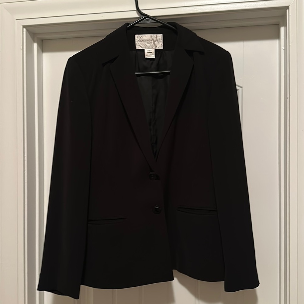Jones New York women’s Black suit size 8 jacket and 8 pants